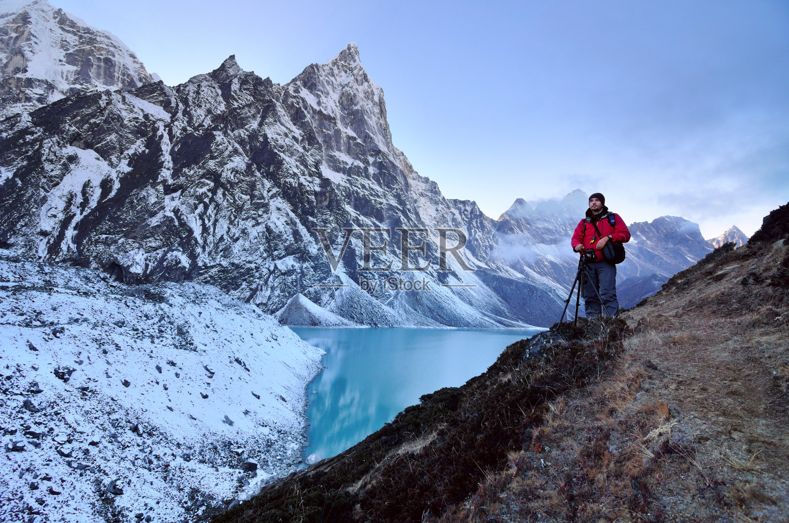 游客站在喜马拉雅山湖附近照片摄影图片