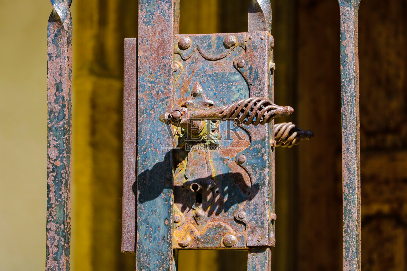 在大门或栅栏上有一个把手的美丽古老城堡的景色。照片摄影图片