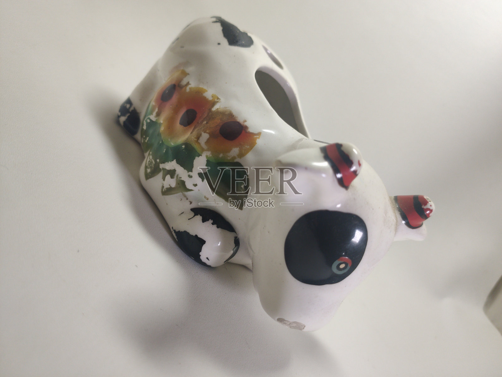 可爱的玩具奶牛陶瓷浴室配件照片摄影图片