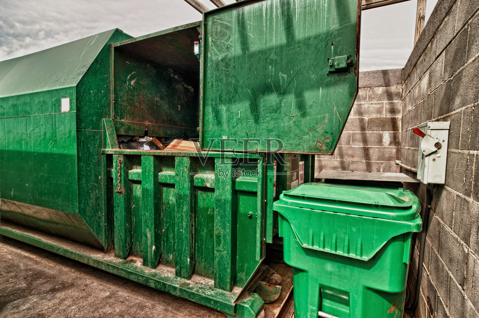 垃圾垃圾箱和压实机照片摄影图片