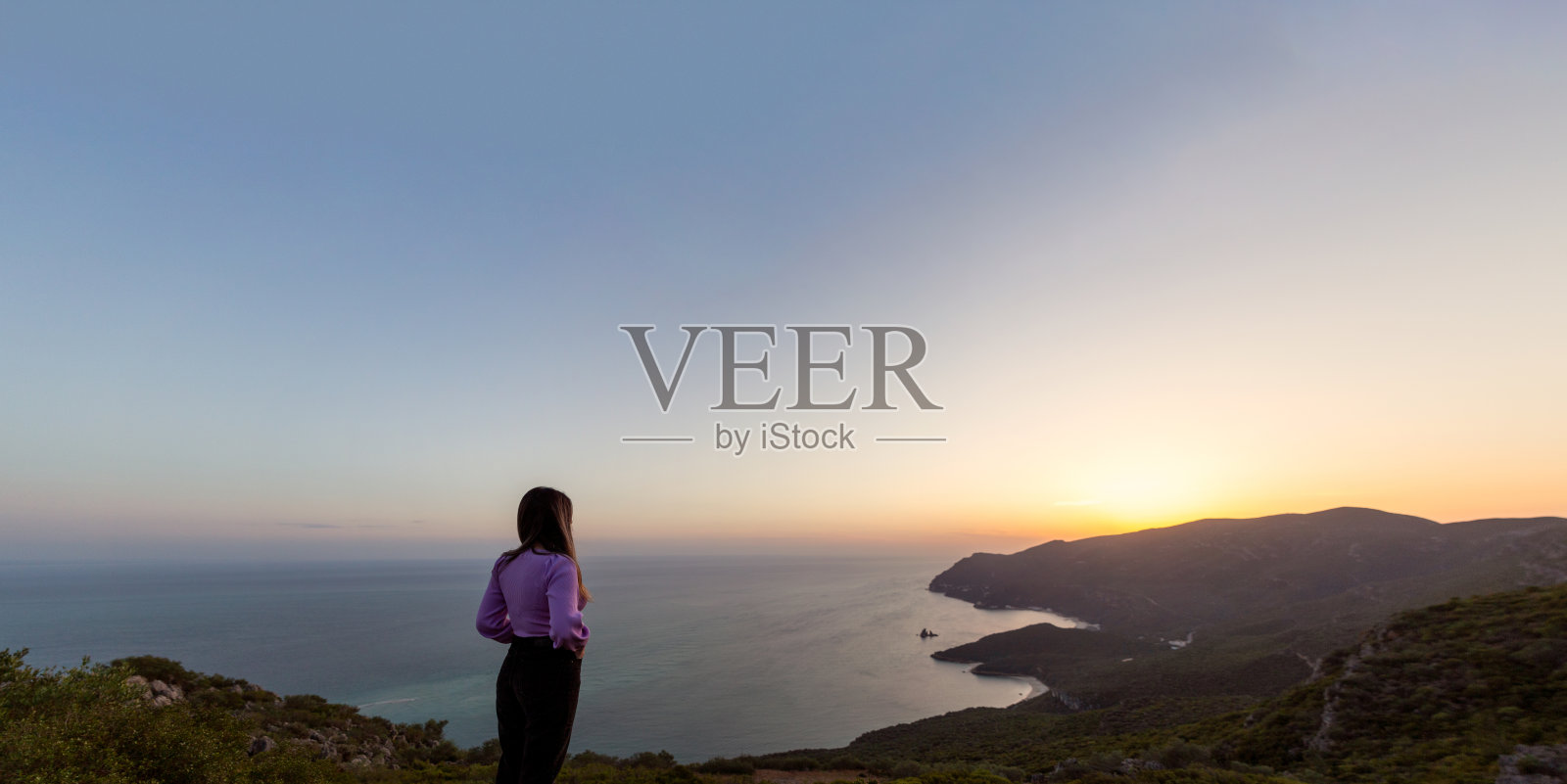 一位女士在Portinho da欣赏日落Arrábida照片摄影图片