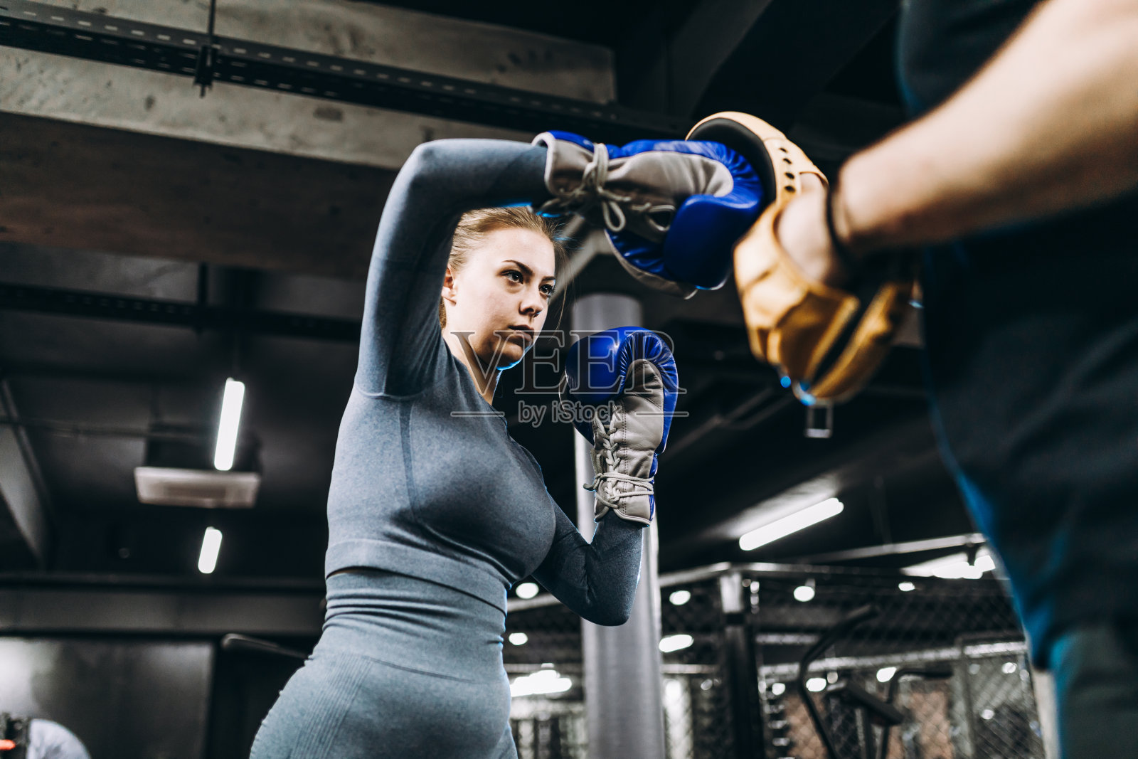 在拳击场上踢球的年轻女子照片摄影图片