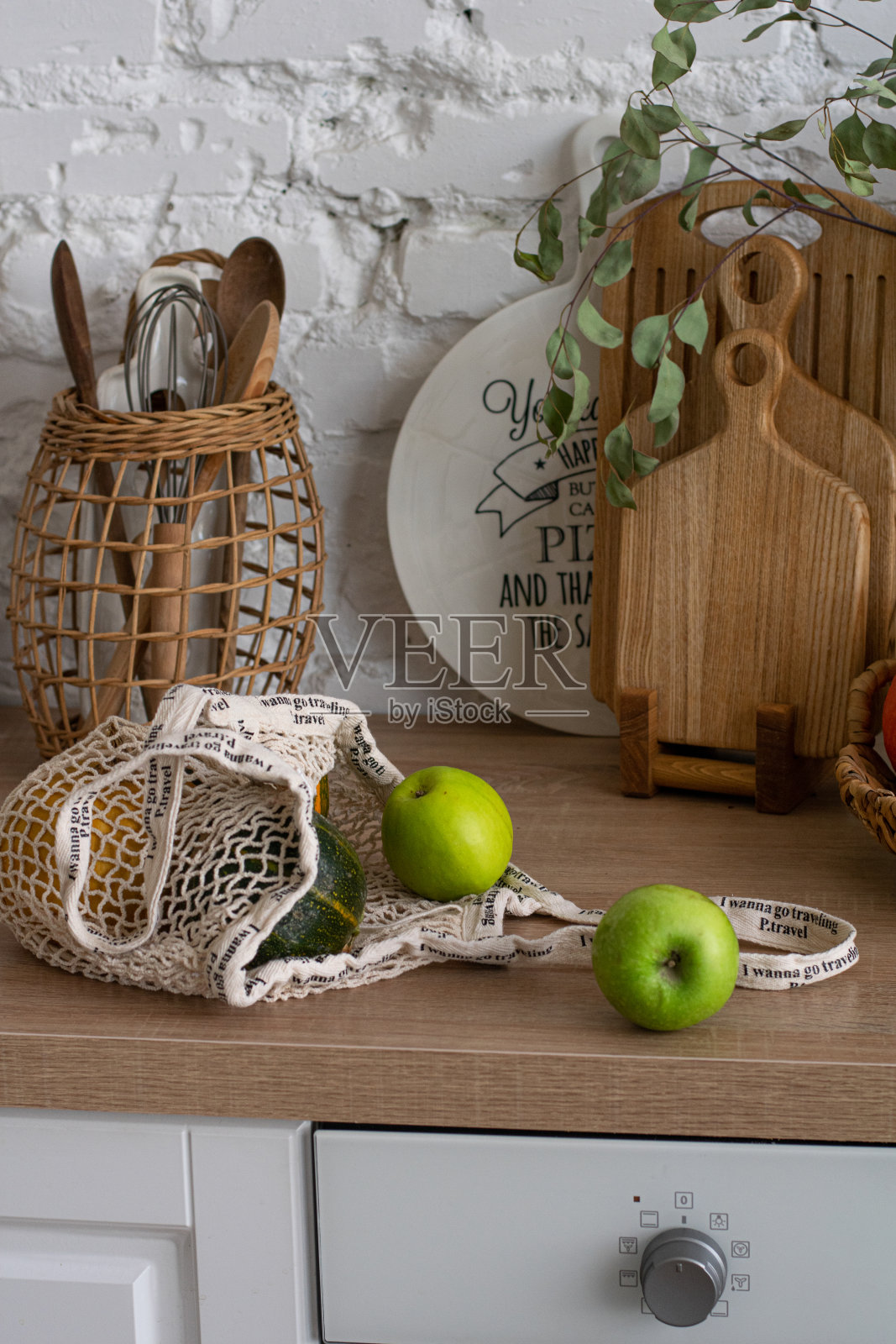 树下的苹果，用编织的破布袋，串袋购物在厨房，零浪费，慢生活照片摄影图片