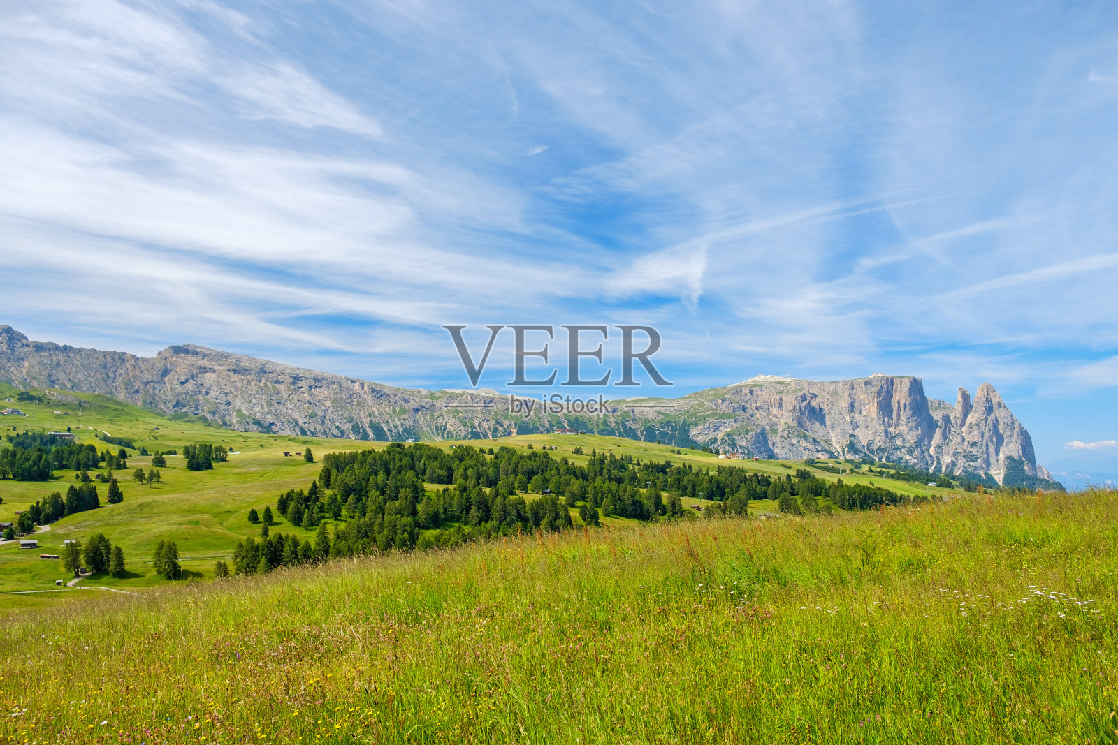 高山峡谷中的山脉照片摄影图片