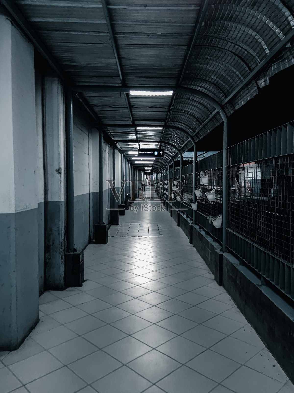 空荡荡的走廊里站照片摄影图片