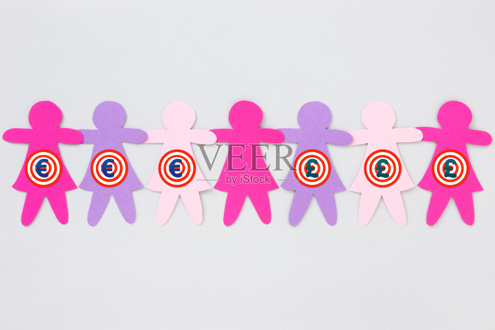 以欧元和英镑为目标符号将女孩分开插画图片素材