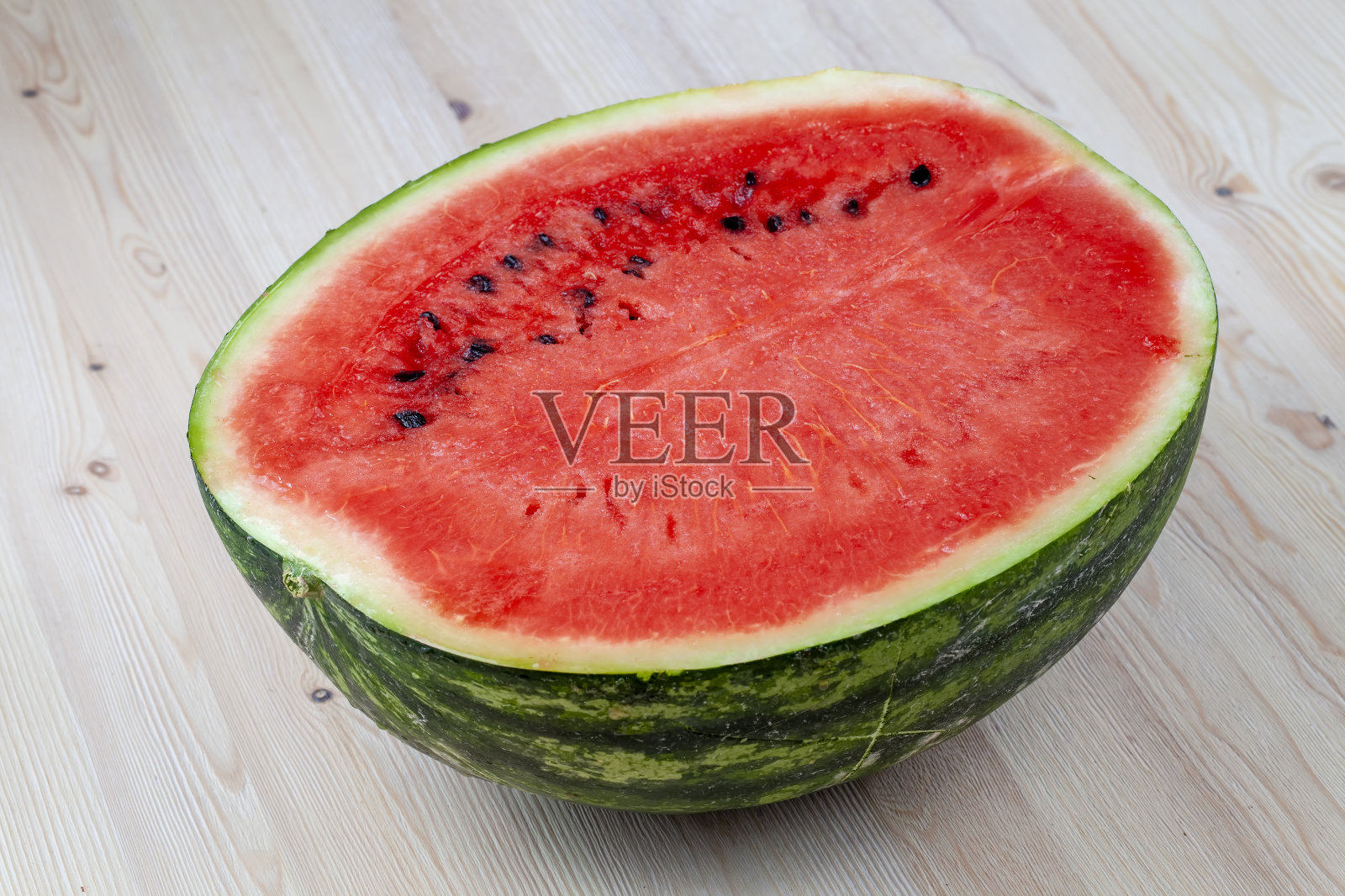 红熟西瓜分成几块照片摄影图片