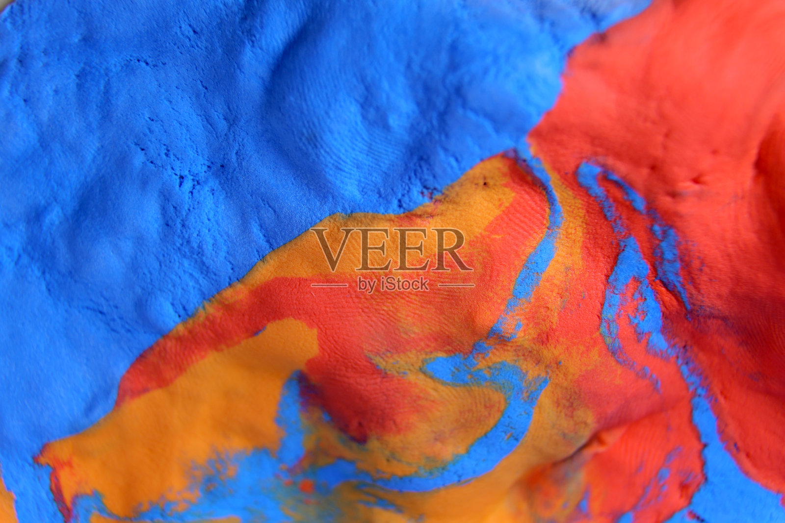 混合颜色蓝色，红色和黄色创造图案粉红色油漆。照片摄影图片