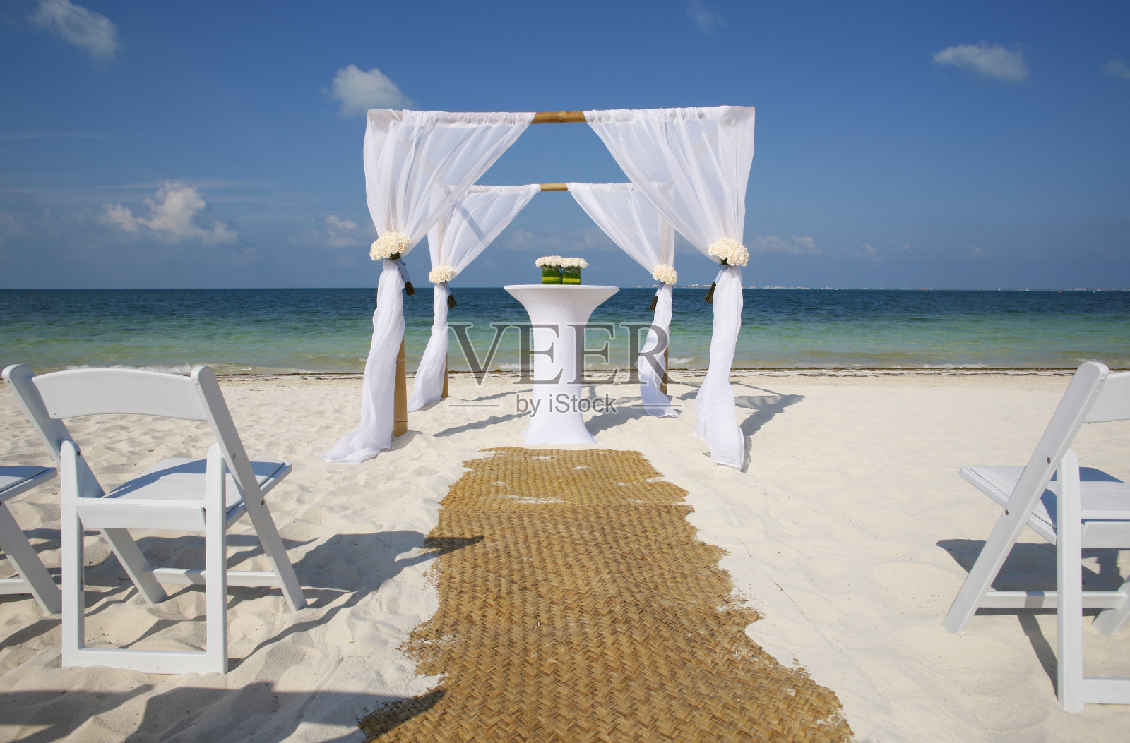 加勒比婚礼设置在热带海滩。照片摄影图片