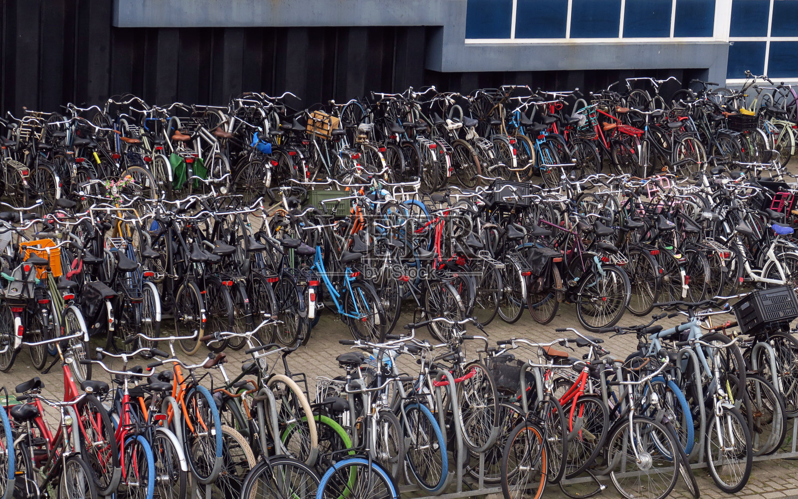 搁架上的通勤自行车照片摄影图片