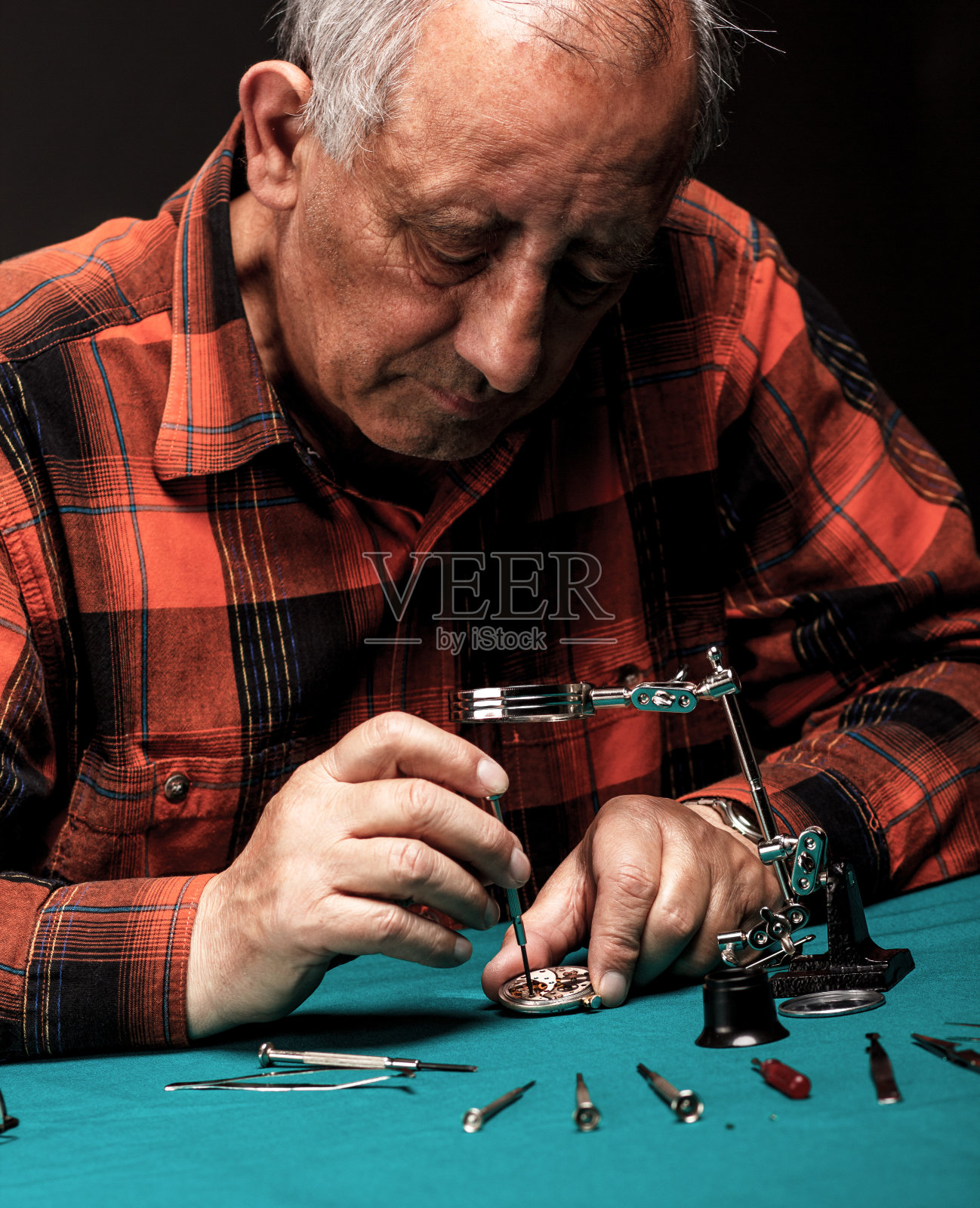 修理旧怀表照片摄影图片