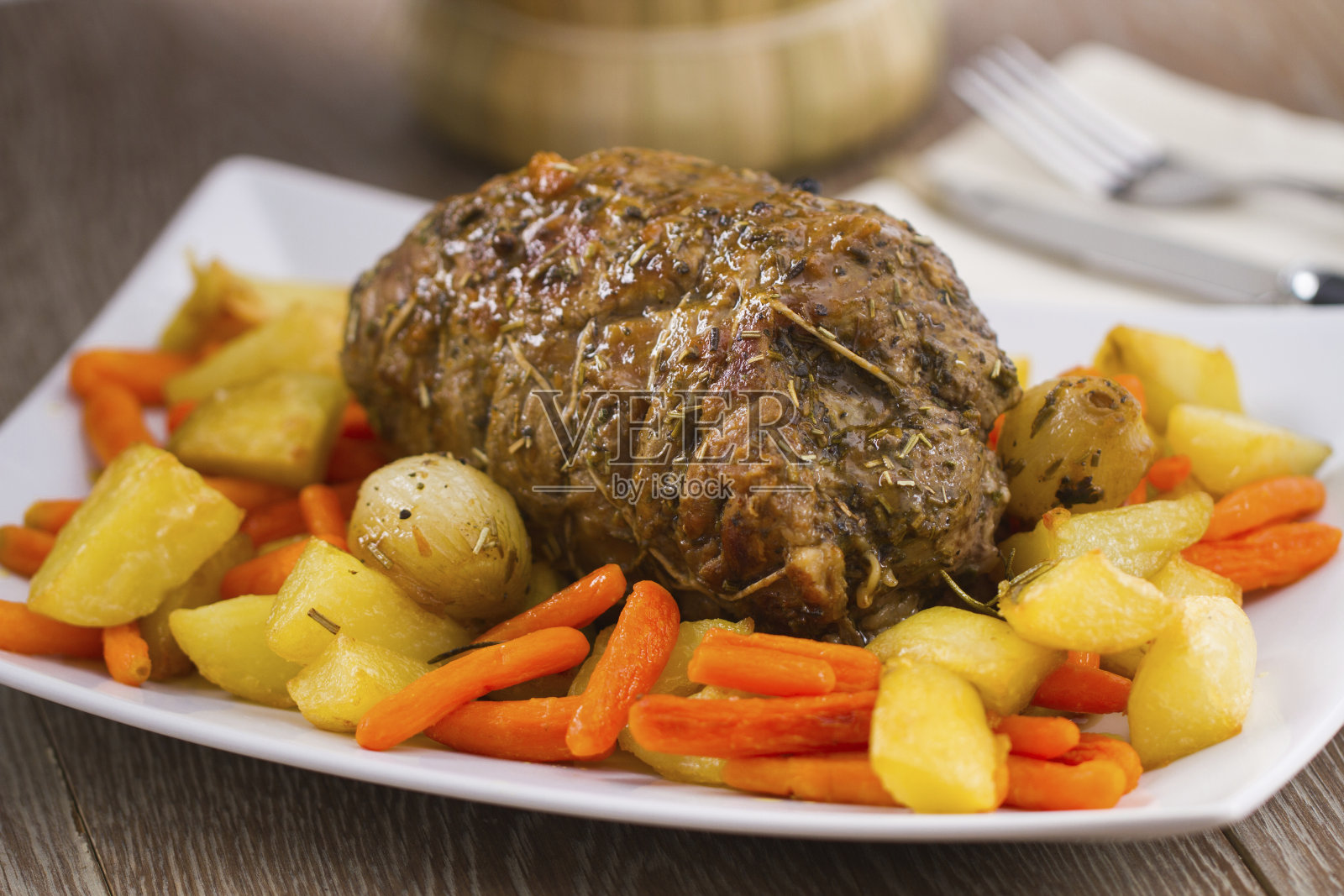烤牛肉配土豆和胡萝卜照片摄影图片