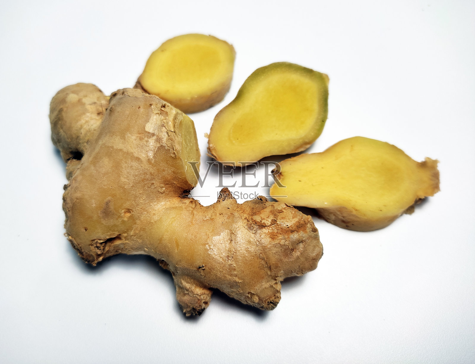 白色背景上的鲜姜。照片摄影图片