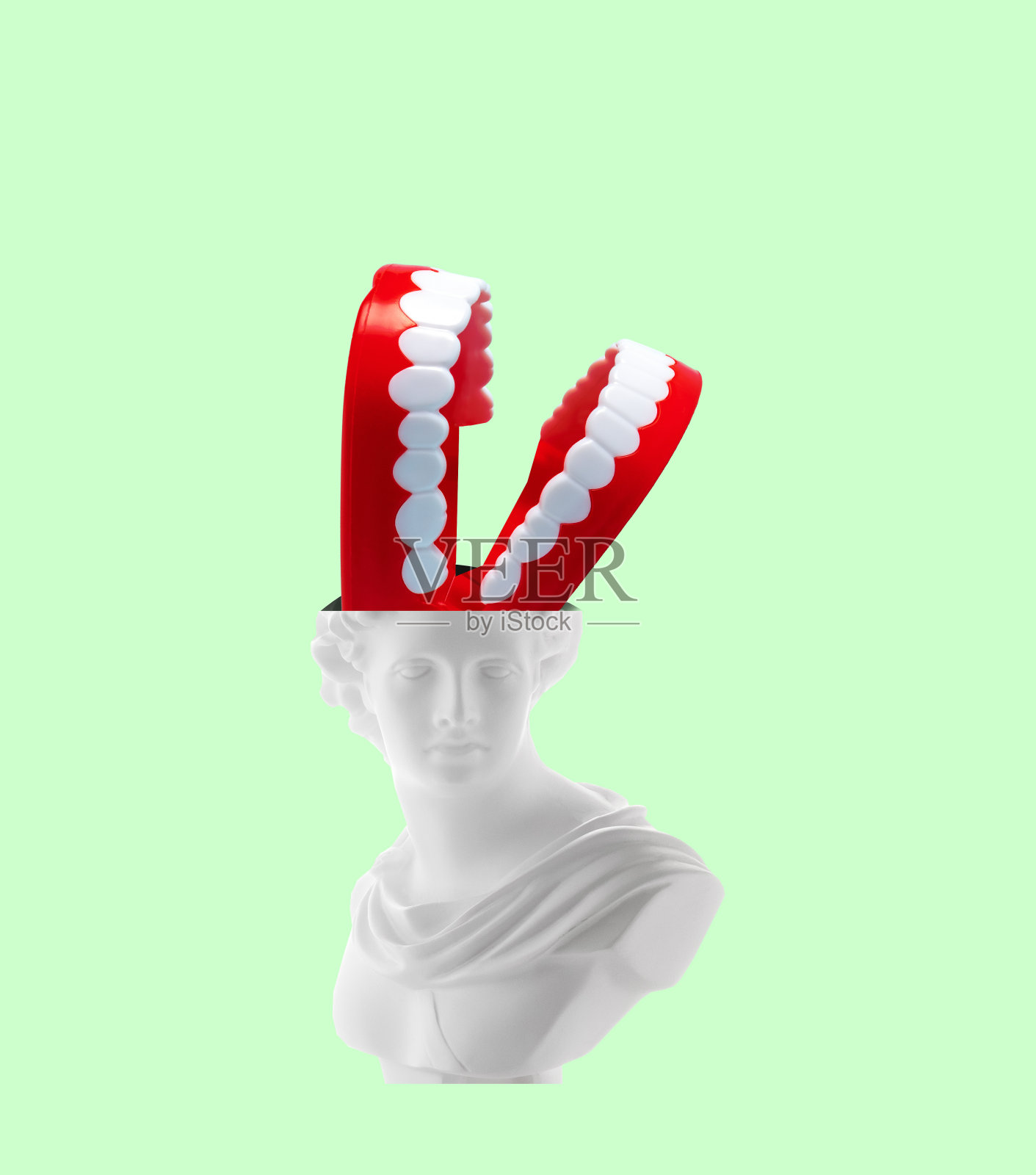 创造性的艺术拼贴，一个古老的女人的雕像，下巴飞出了她的头。照片摄影图片