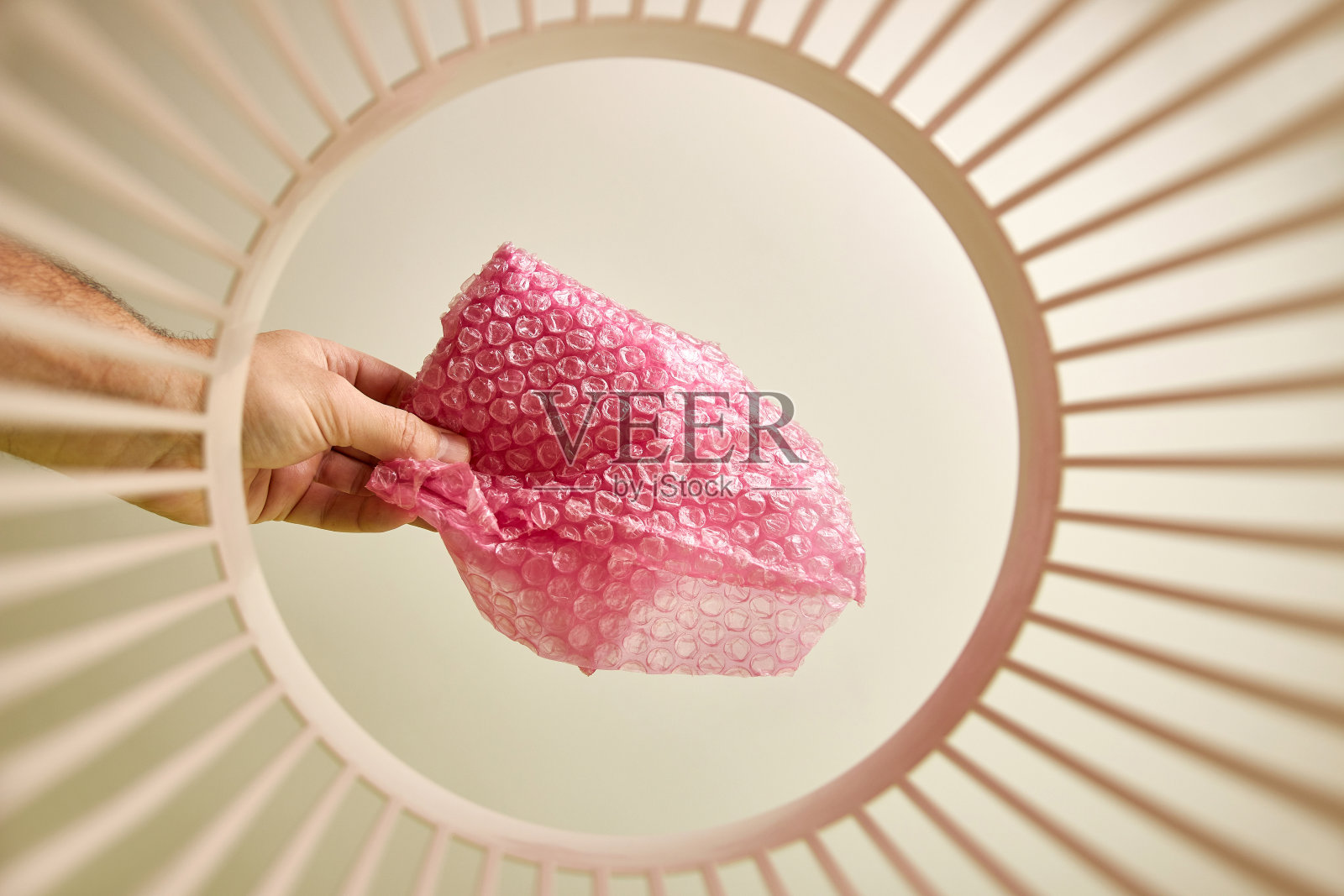 塑料包装材料被扔进垃圾桶进行处理和回收。从下面看。废物处置和处理的概念。照片摄影图片