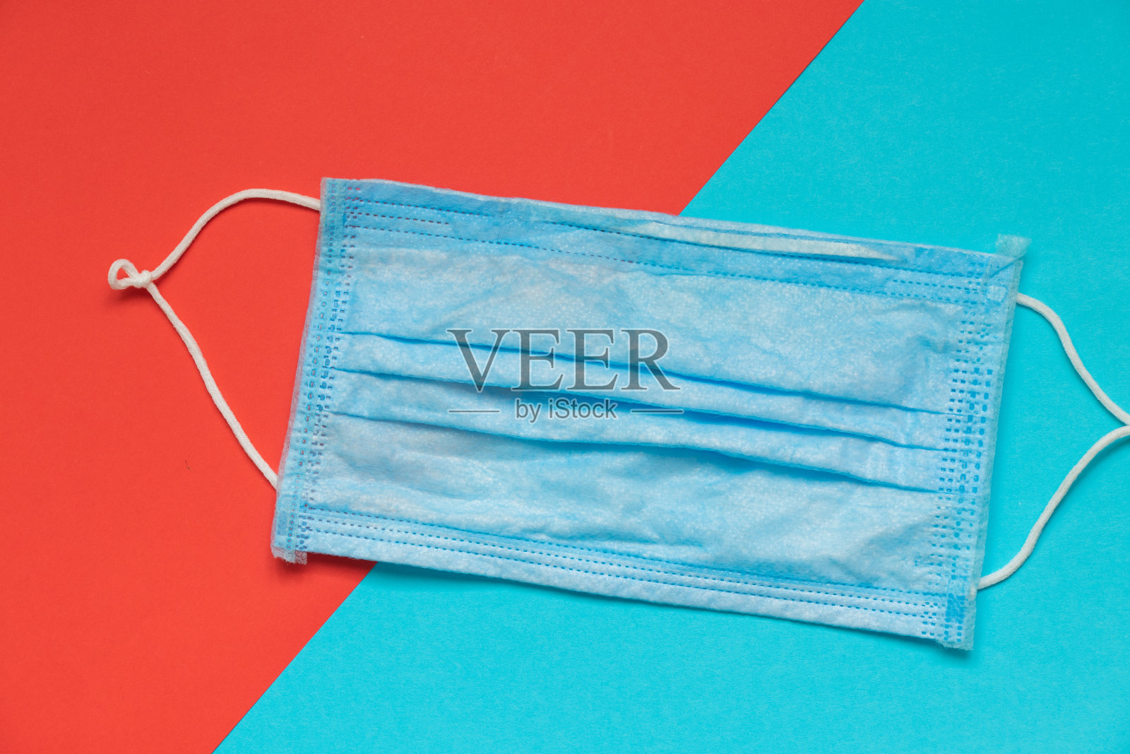 红蓝背景的医用口罩特写照片摄影图片