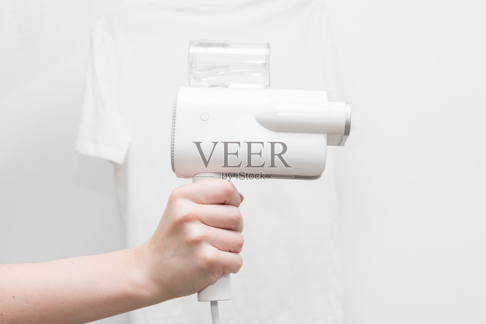 蒸笼上为衣服做背景的一件白色t恤特写照片摄影图片