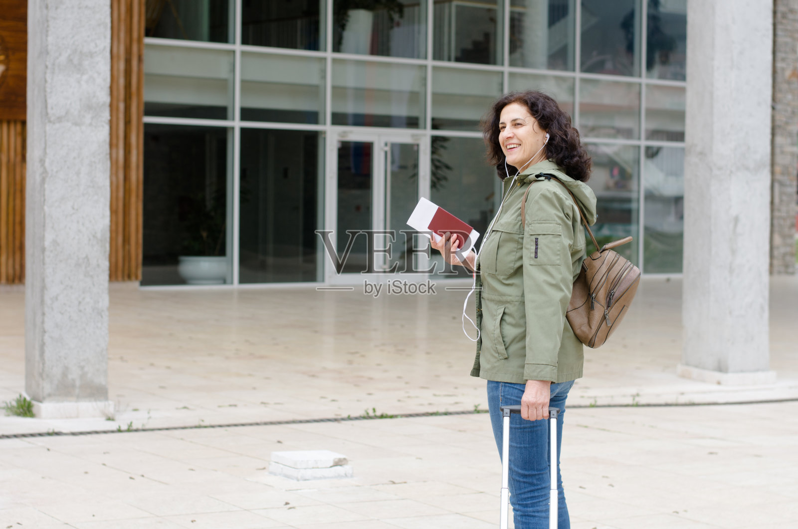 一个快乐的女性旅行者的肖像照片摄影图片
