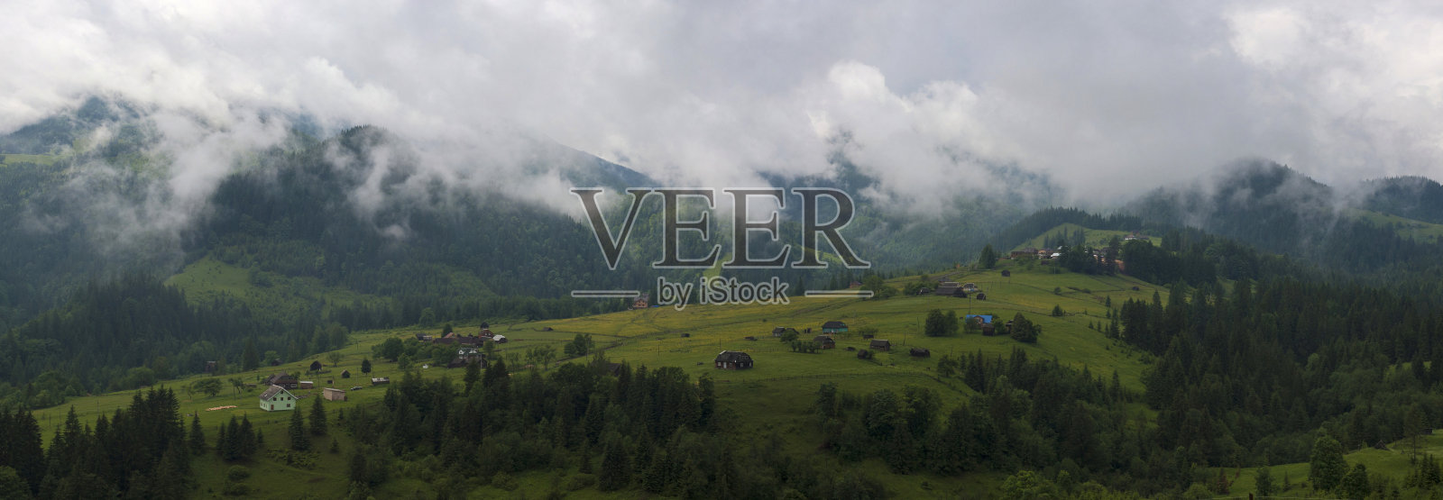 喀尔巴阡山脉的雾和雨。乌克兰喀尔巴阡山脉的Dzembronya山村。神秘山脉景观全景照片。照片摄影图片