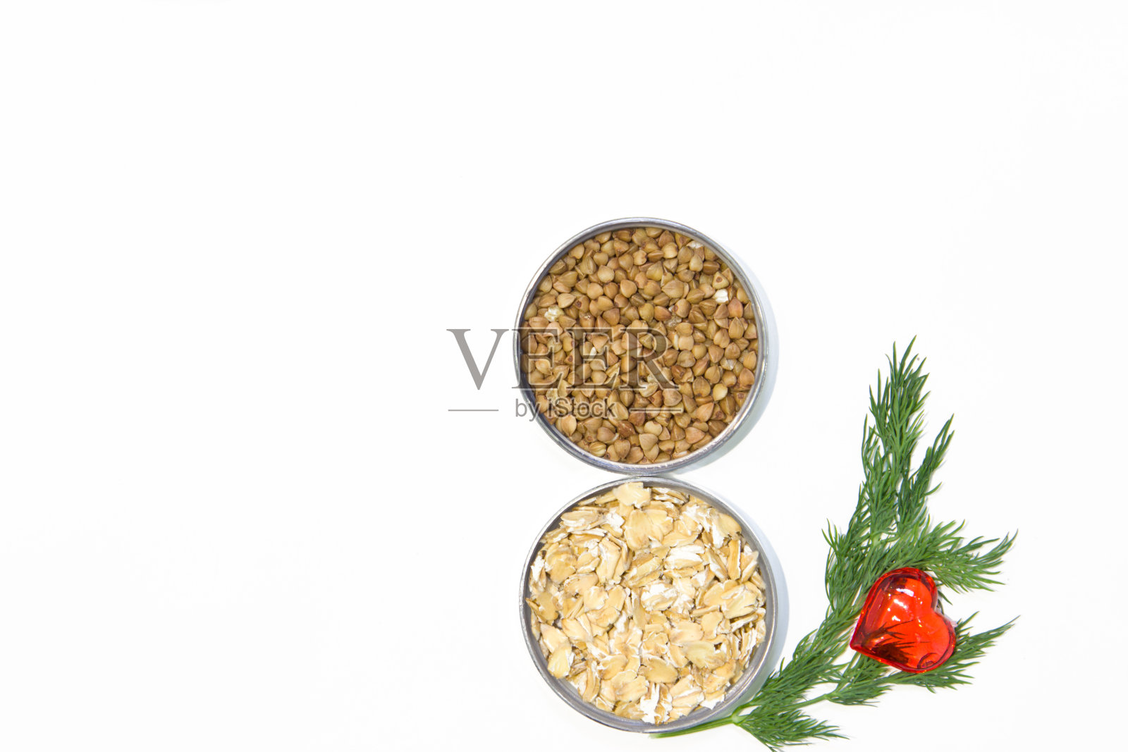 白色背景上的谷物照片摄影图片