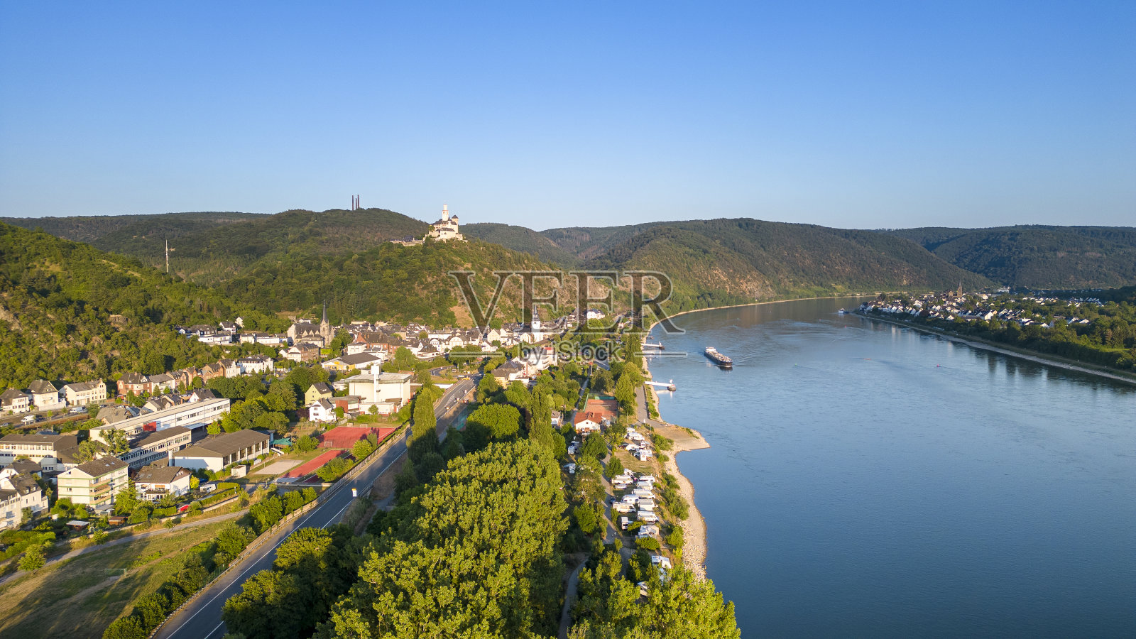 河上的船——鸟瞰图照片摄影图片