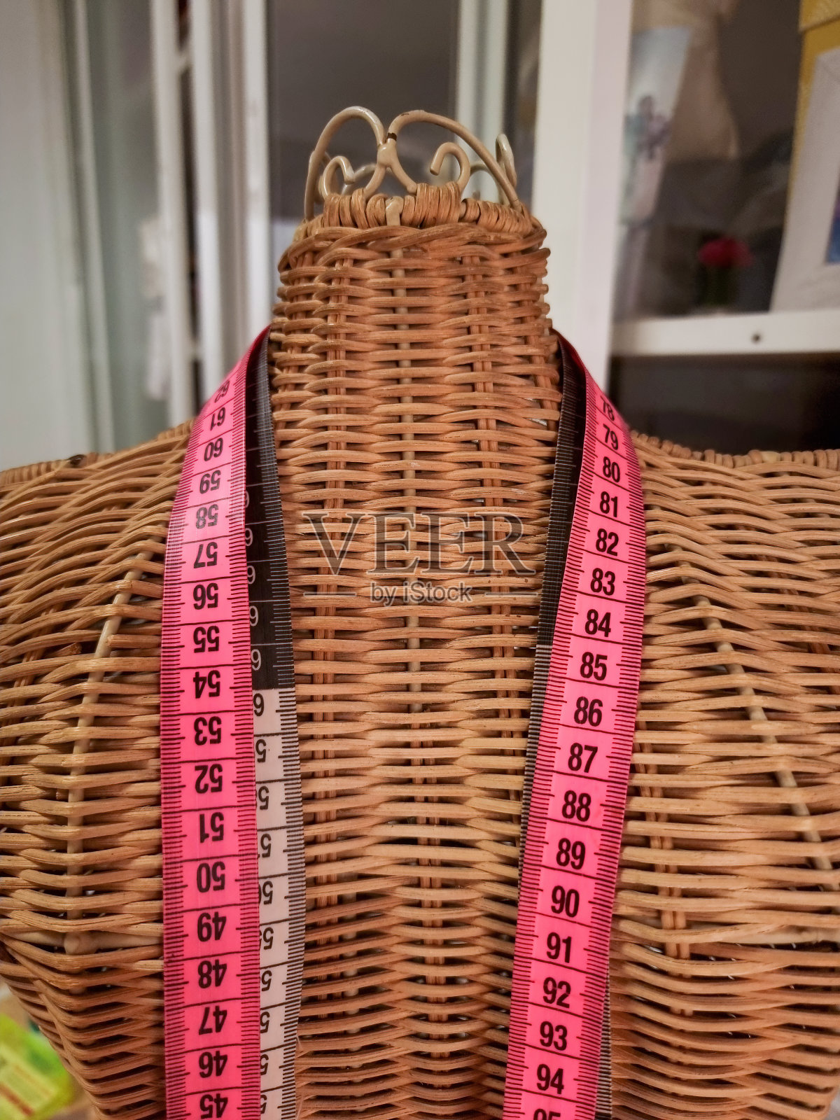 裁缝用卷尺做的人体模型照片摄影图片