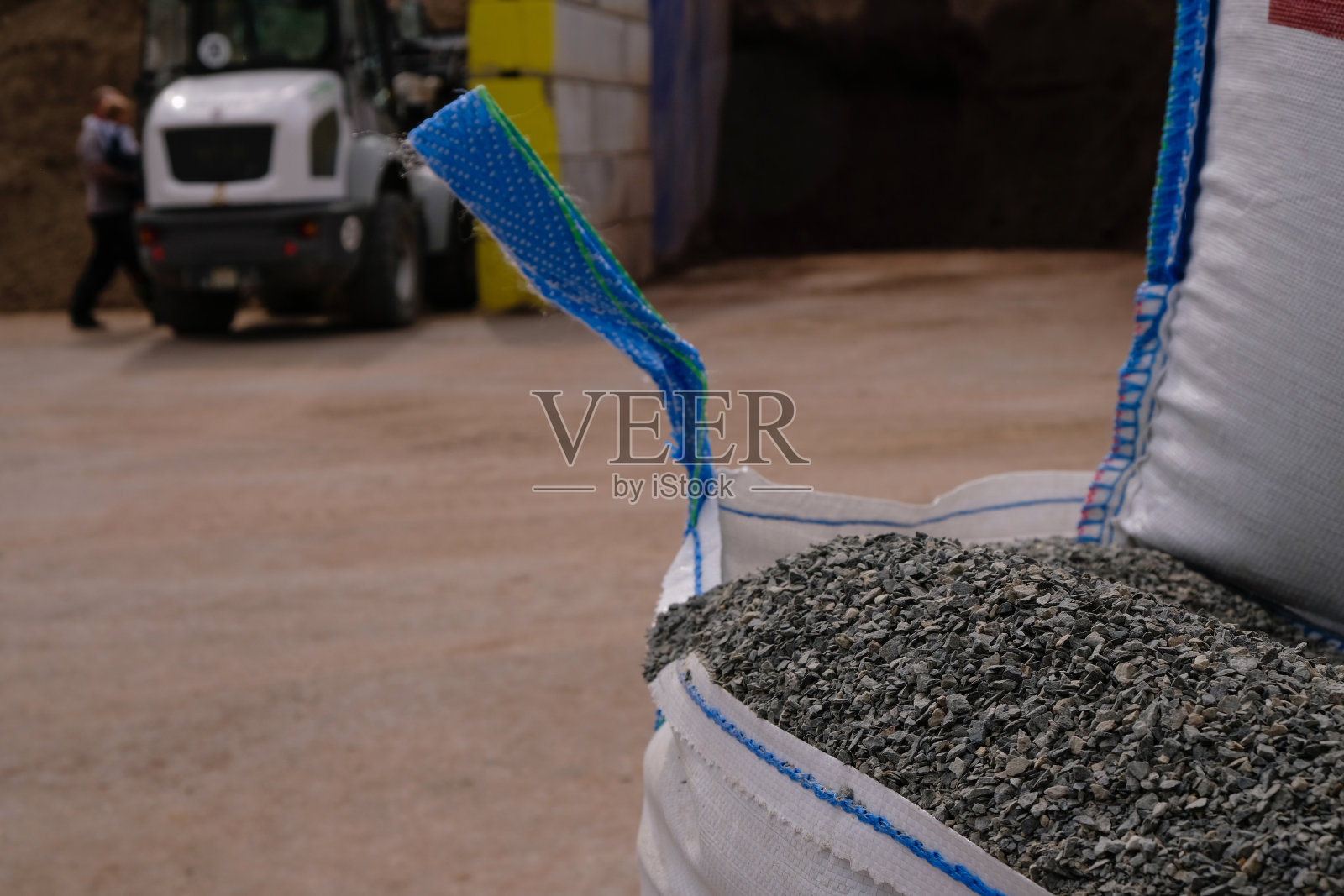 用软容器包装天然石材。照片摄影图片