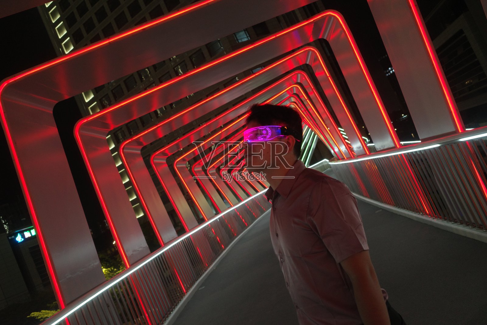 AR眼镜虚拟游戏体验与元宇宙概念照片摄影图片