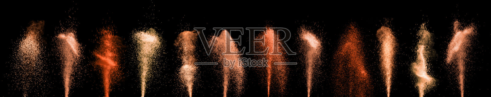 五彩缤纷的喷水池烟火流进黑夜。照片摄影图片