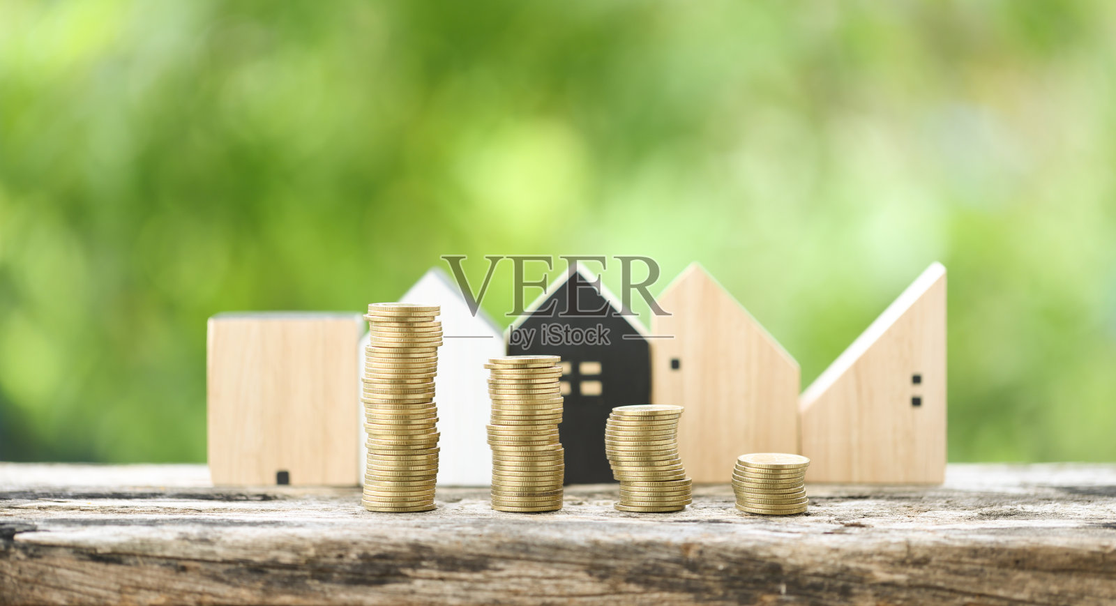宁静自然背景下的住房贷款与钱币|金融、投资与房地产概念。硬币在宁静的自然背景。金融增长、房地产投资和储蓄。照片摄影图片