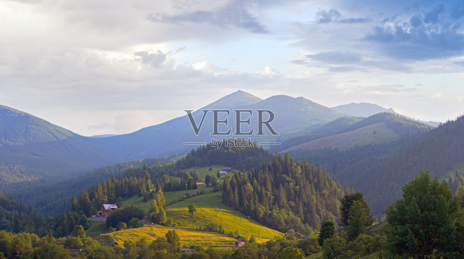 从早晨看夏天的山村到山顶。照片摄影图片