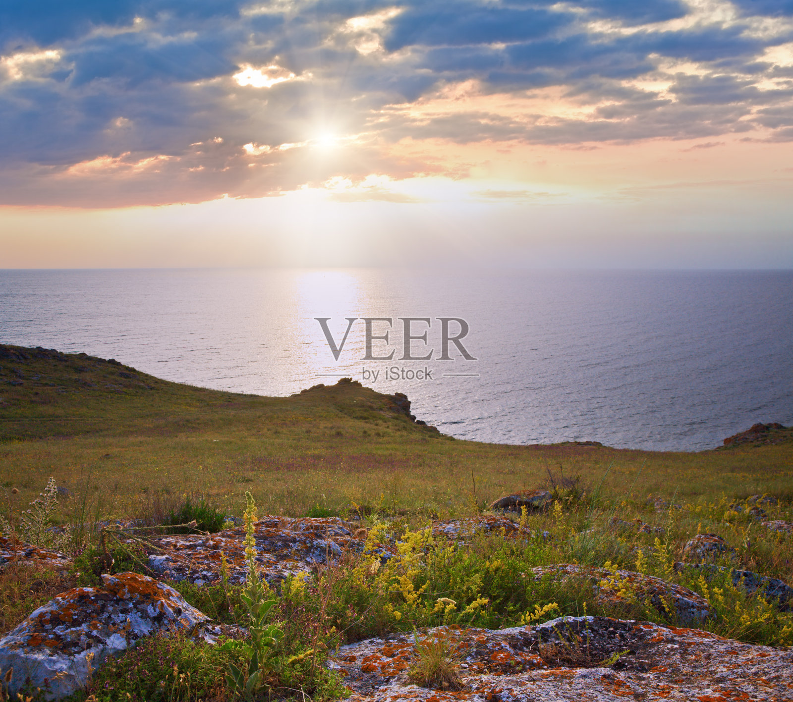 日落海景与太阳反射路径照片摄影图片