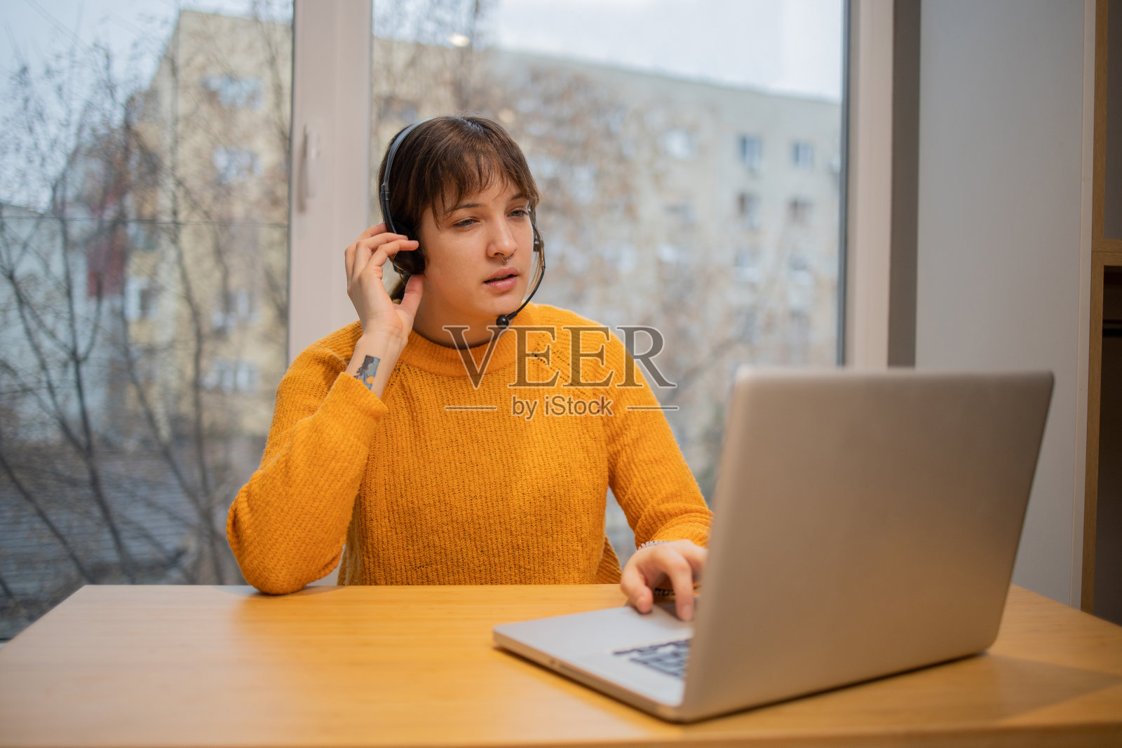 年轻时尚的女性在家工作照片摄影图片