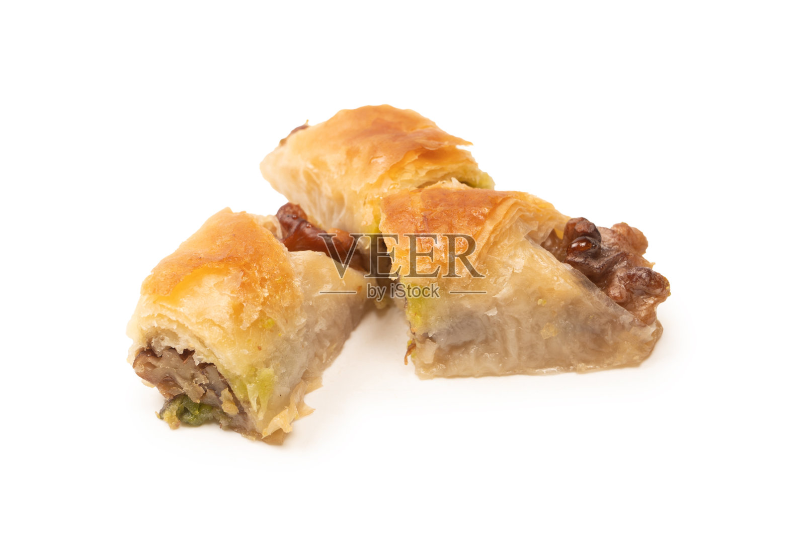 香甜可口的果仁蜜饼配以白色背景的核桃。照片摄影图片