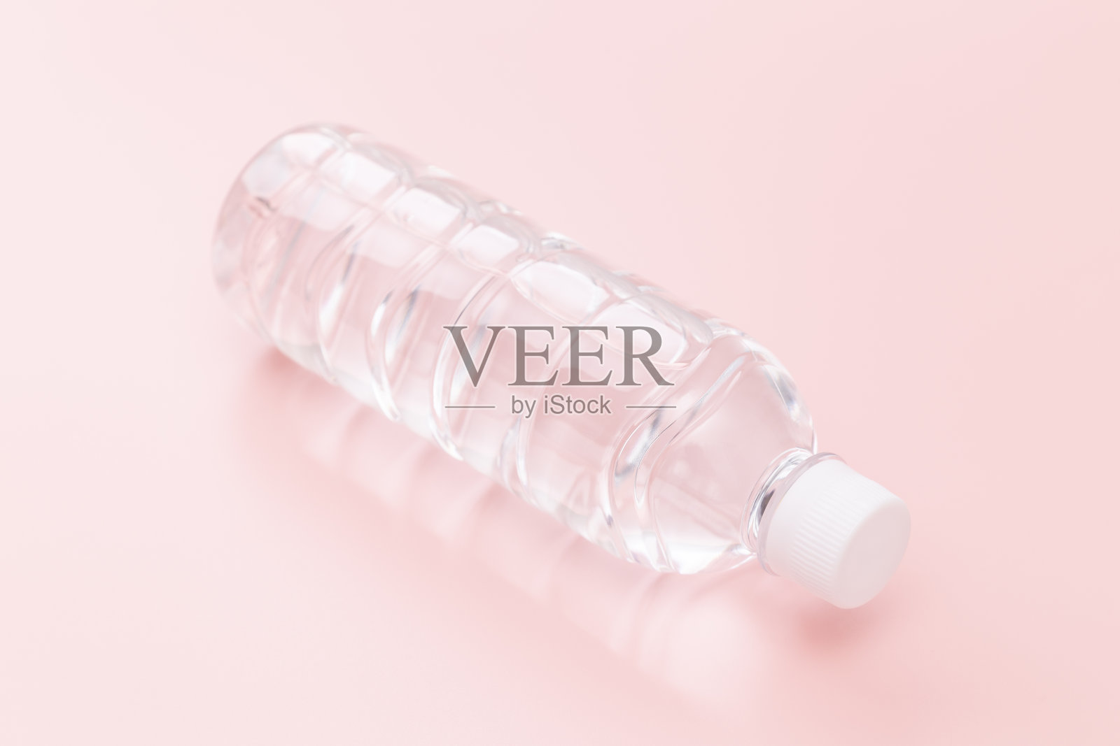 粉红色背景上的水瓶照片摄影图片