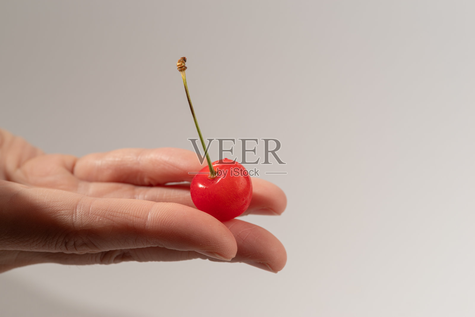 吃颗樱桃吧照片摄影图片