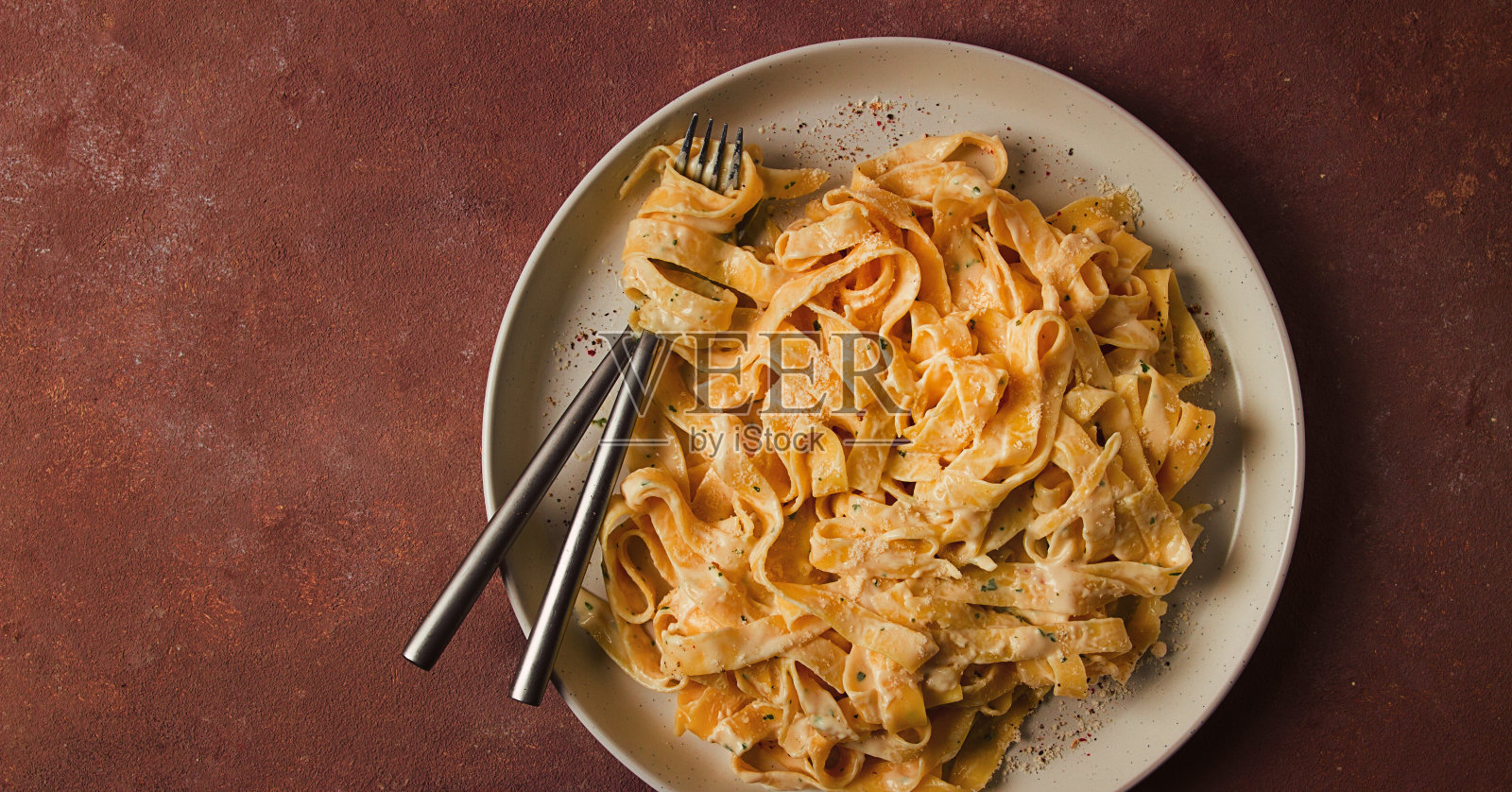 意大利宽面，意大利细面，奶油蒜蓉酱，意大利传统美食，意大利面条，照片摄影图片