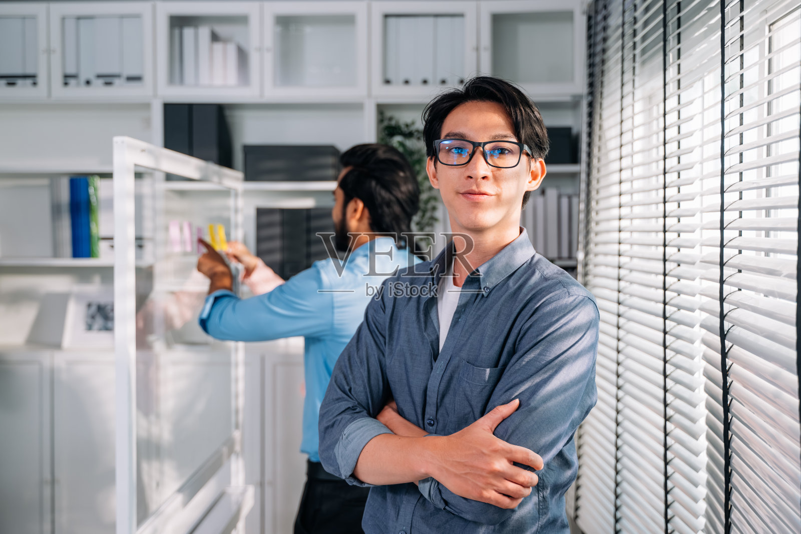 快乐的商务人士在现代办公室工作的肖像照片摄影图片