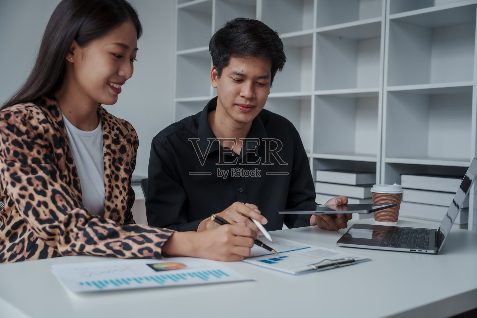 亚洲人商业簿记，公司注册会计师简介，递延收入，提款账户，股票市场，损耗，可疑债务，等值单位照片摄影图片