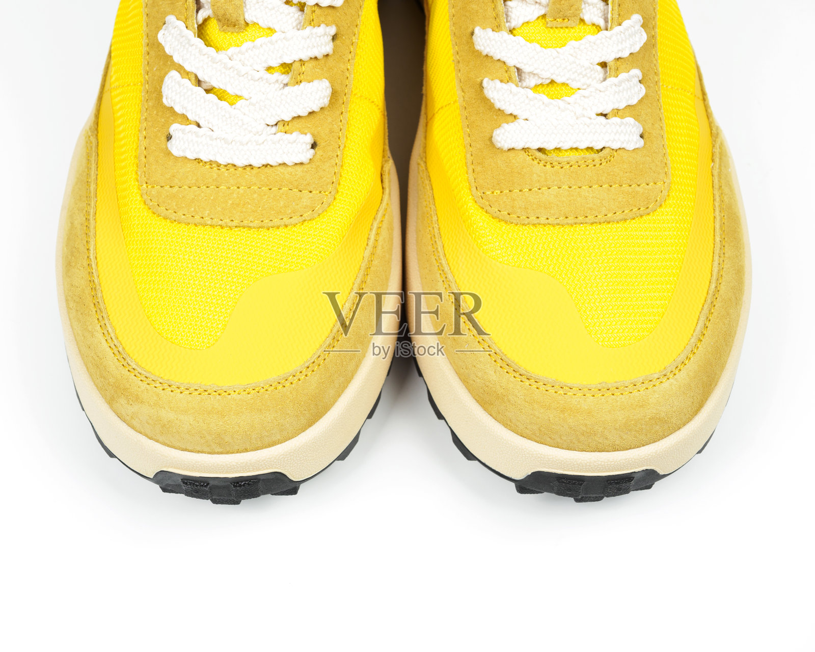 白色背景上的黄鞋照片摄影图片