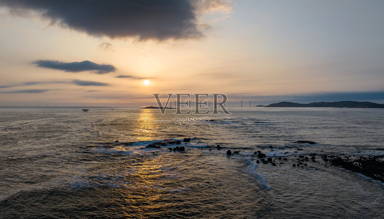 海上风电场的日出照片摄影图片