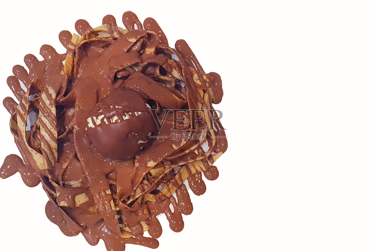 白底的奶油薄饼、巧克力酱和冰淇淋照片摄影图片