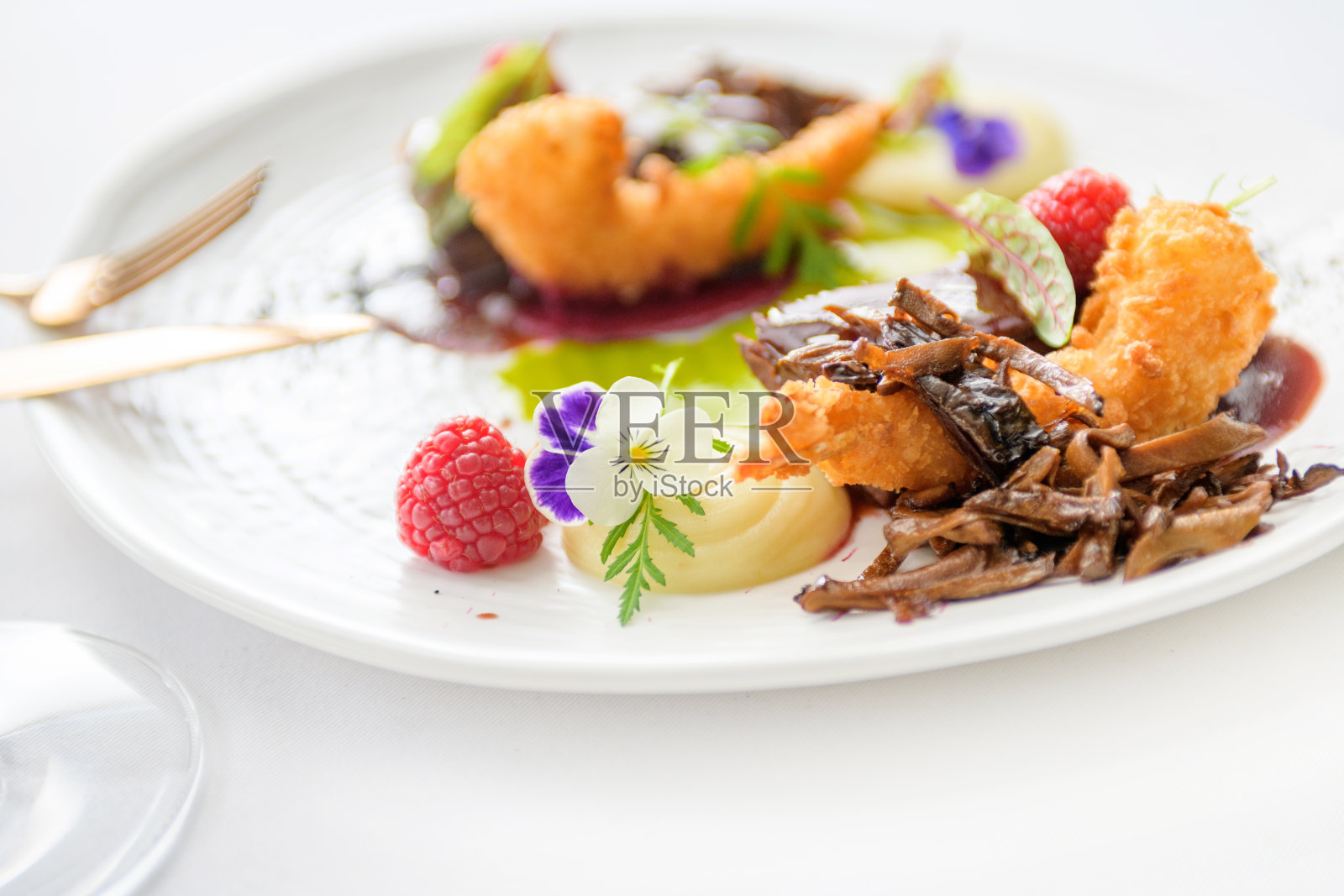 虾天妇罗配土豆慕斯，香菇和酱汁照片摄影图片