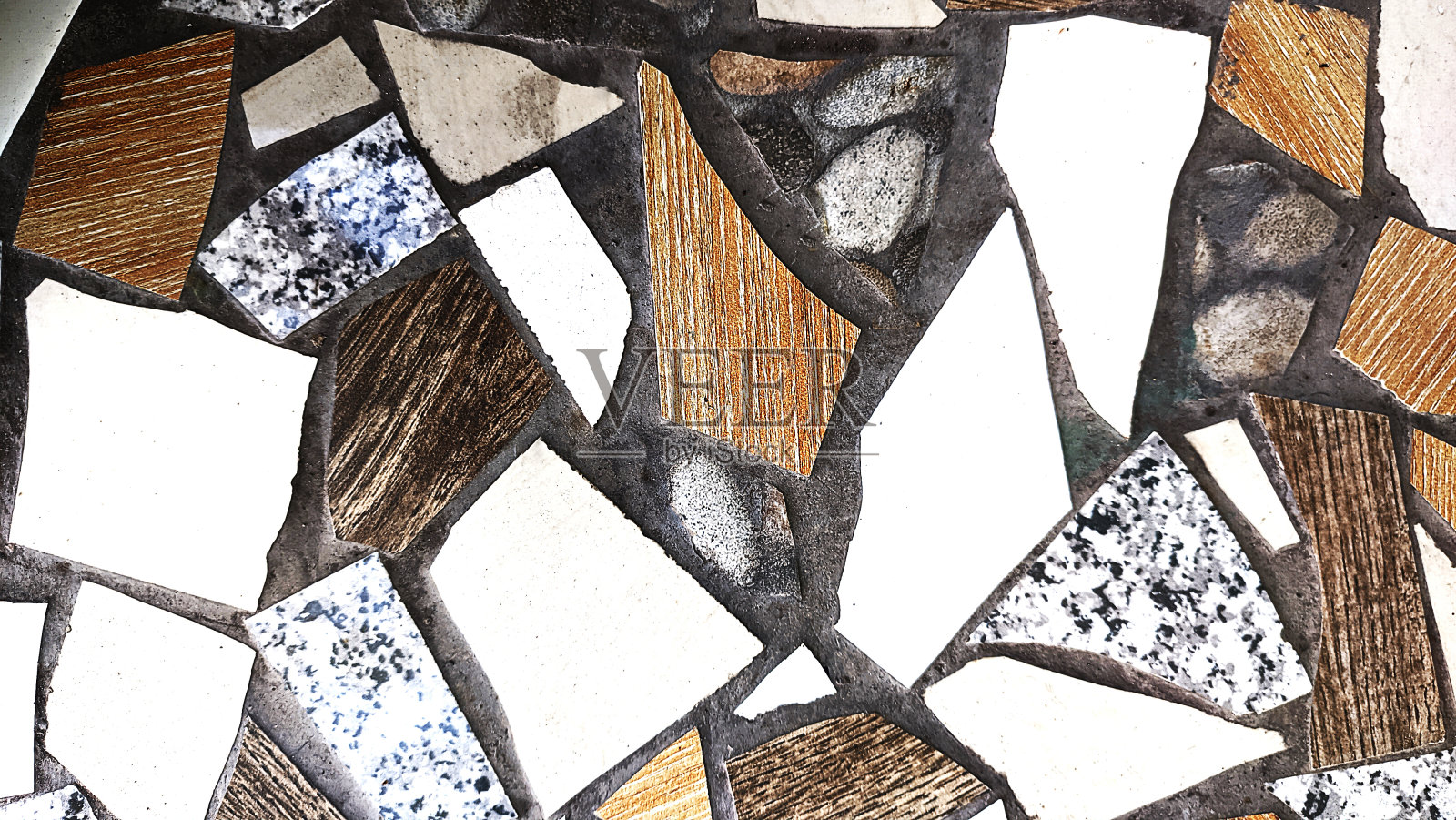 在地板上形成图案或图案的陶瓷碎片的特写。照片摄影图片