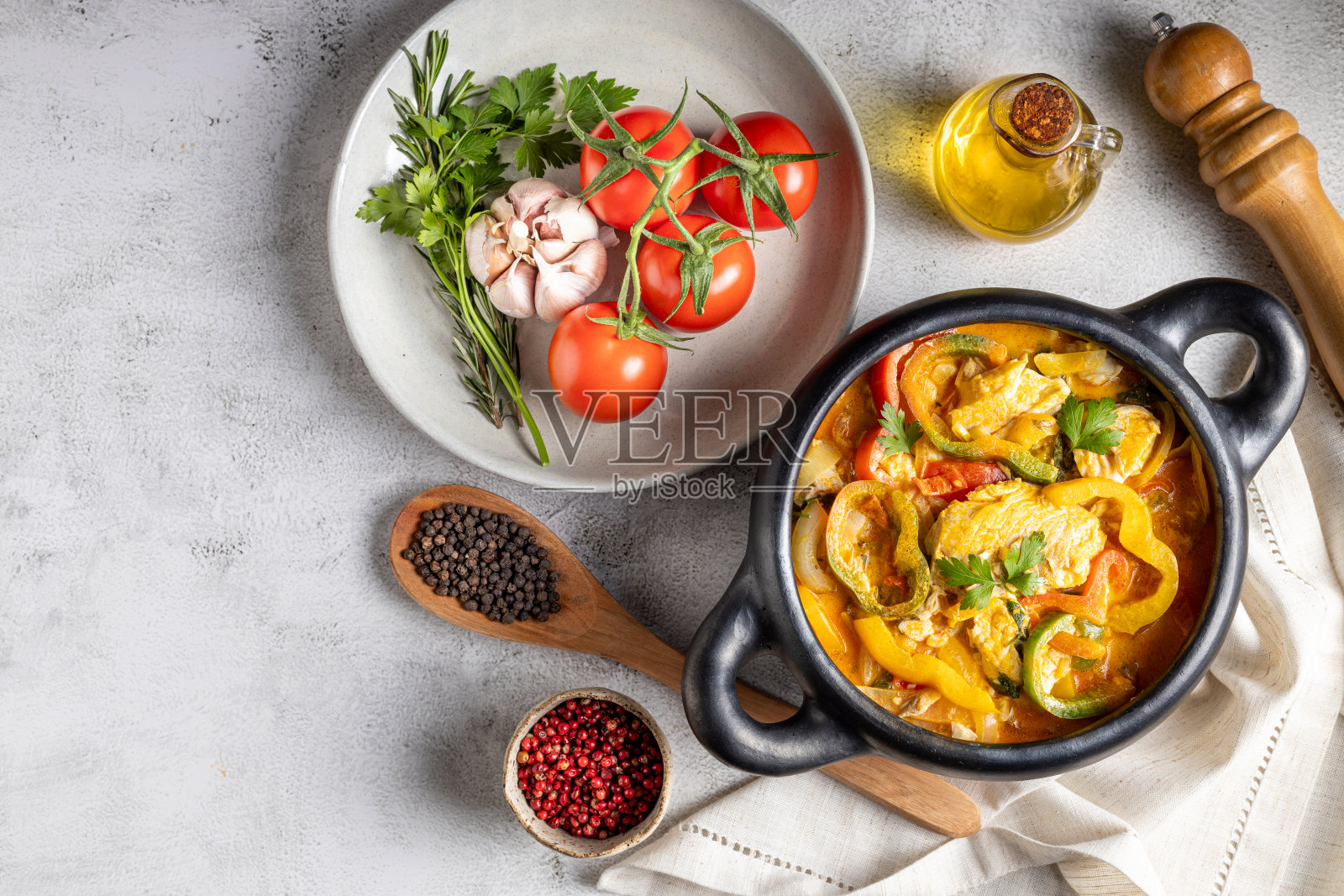 炖鱼。巴西的传统菜肴(Moqueca Baiana de Peixe)。照片摄影图片