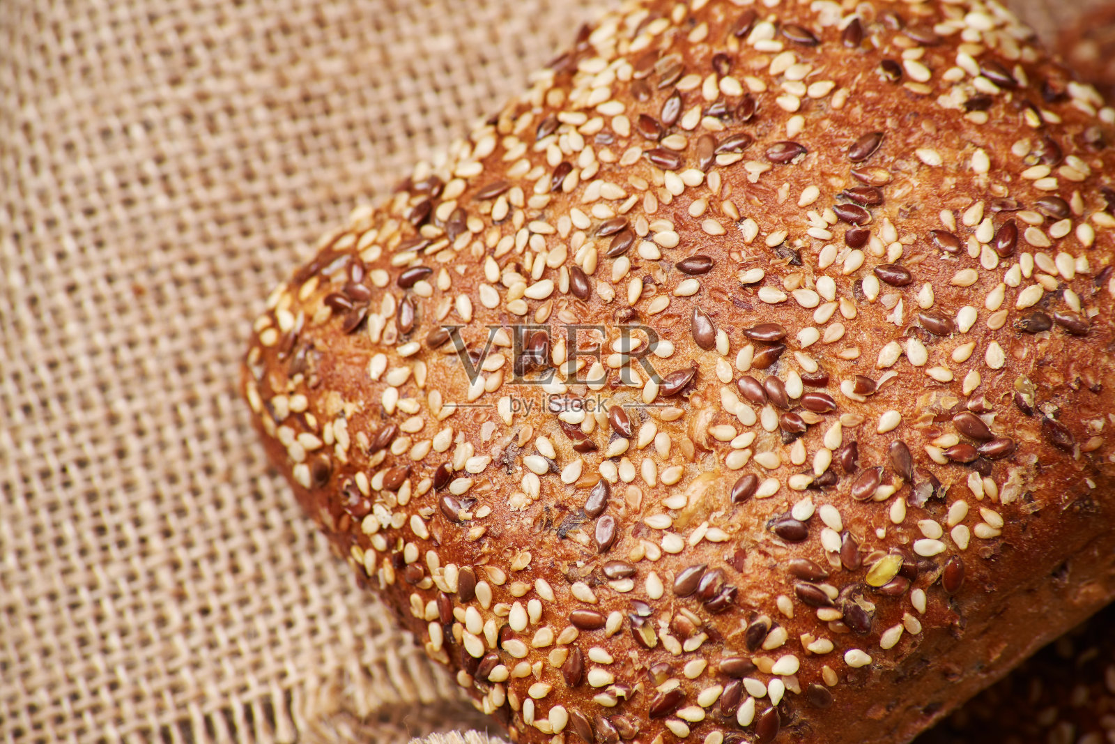 新鲜出炉的乡村芝麻面包照片摄影图片