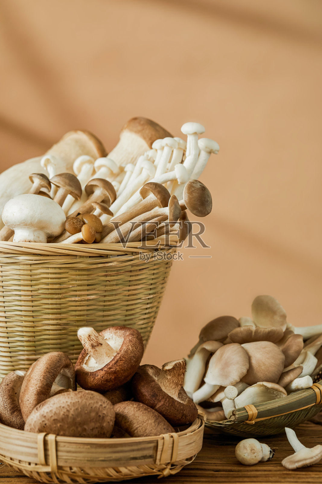 做中国传统食物火锅所需的蔬菜和肉照片摄影图片