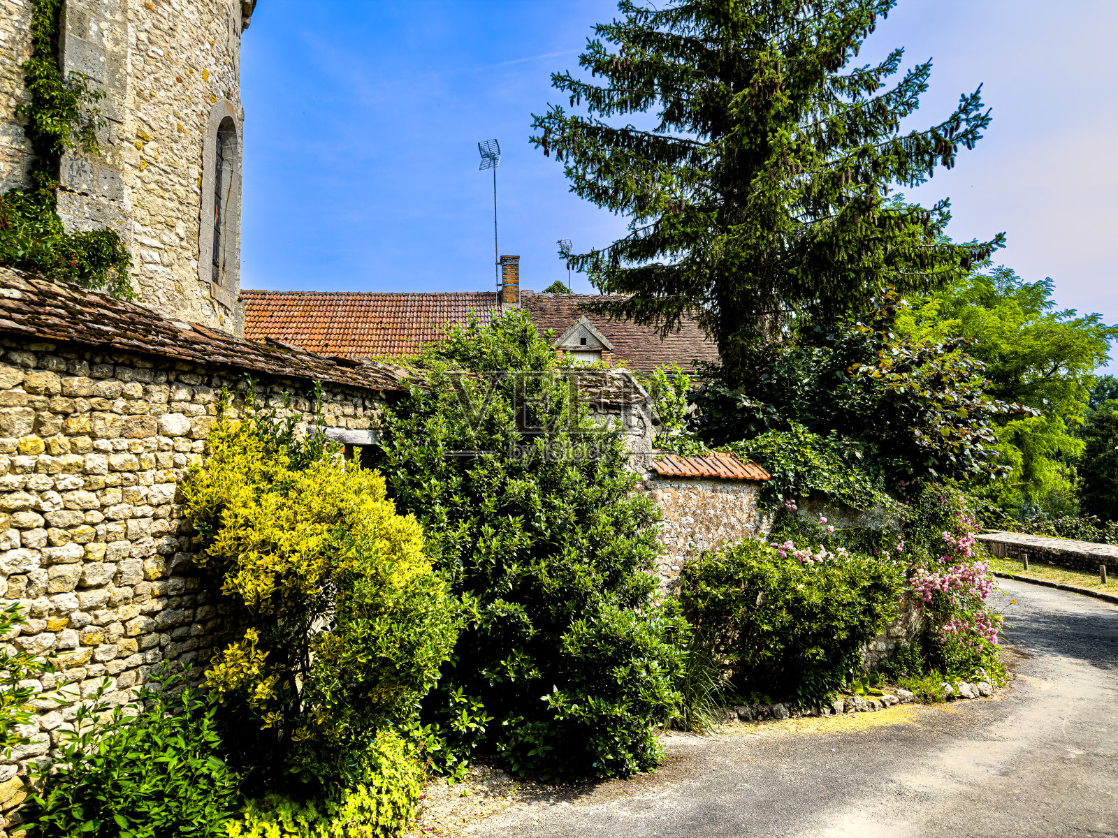 回顾过去:漫步在法国皮蒂维尔古雅的村庄照片摄影图片