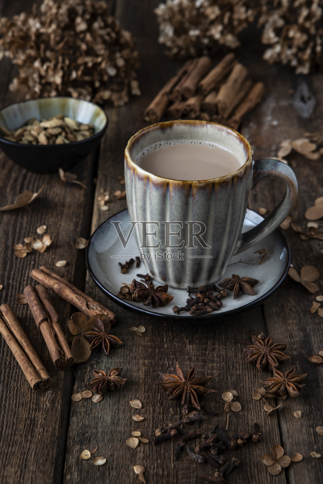 马萨拉茶，一种加了牛奶和香料的印度茶照片摄影图片