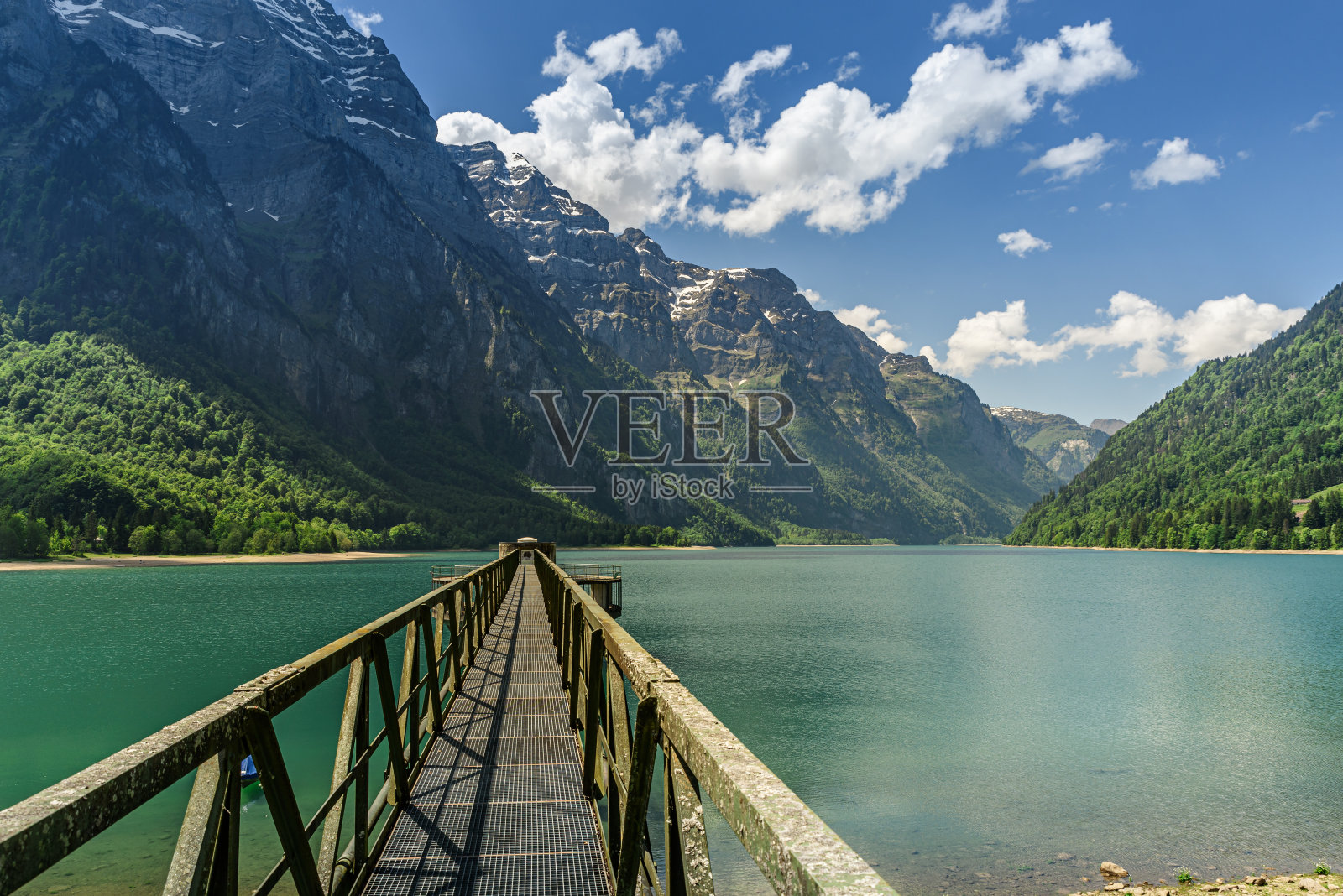 瑞士格拉鲁斯州的克洛塔尔，格拉纳阿尔卑斯山脉的克洛塔尔湖照片摄影图片